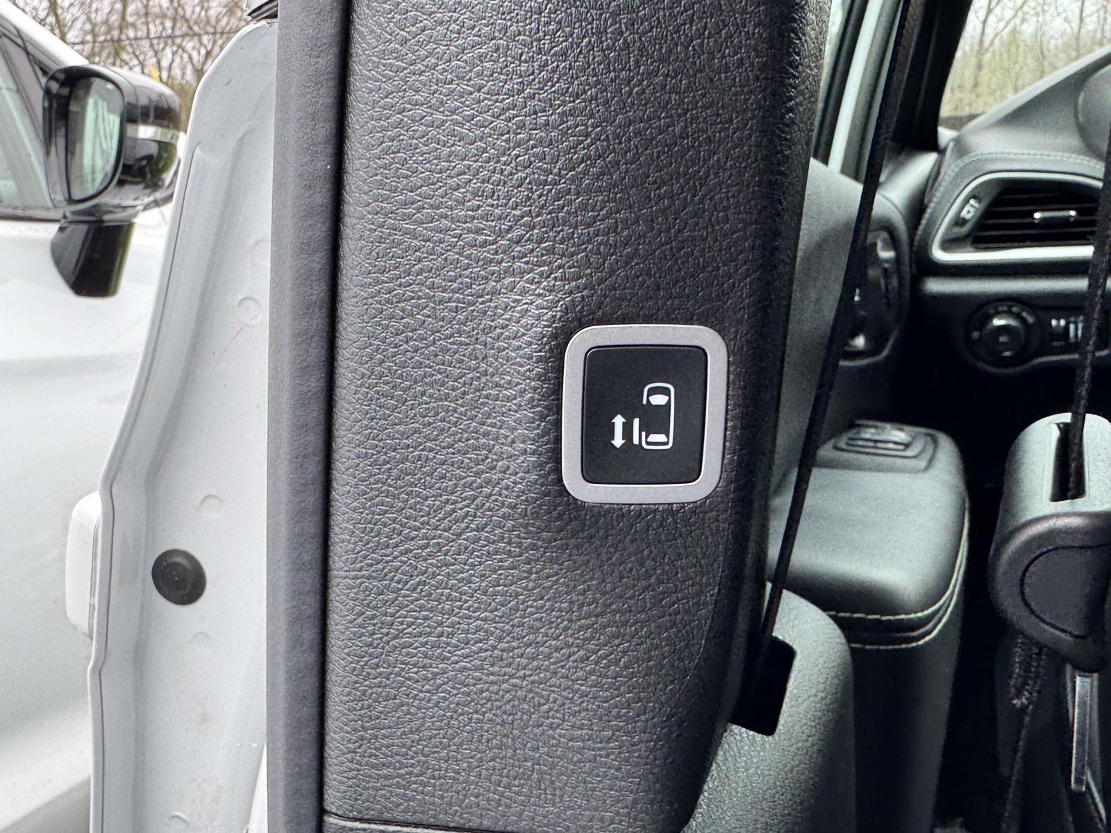 2026 Chrysler Pacifica Select - Photo 28