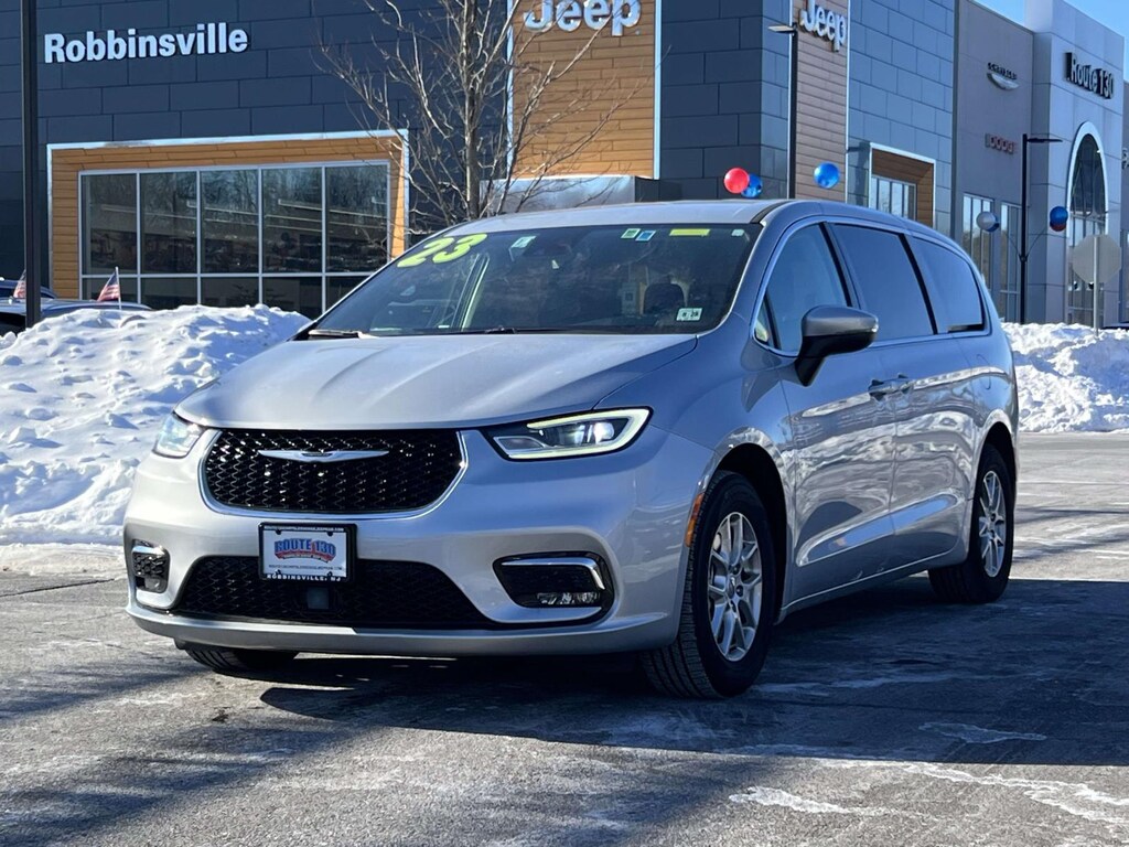 Used 2023 Chrysler Pacifica Touring L FWD Van Passenger Van