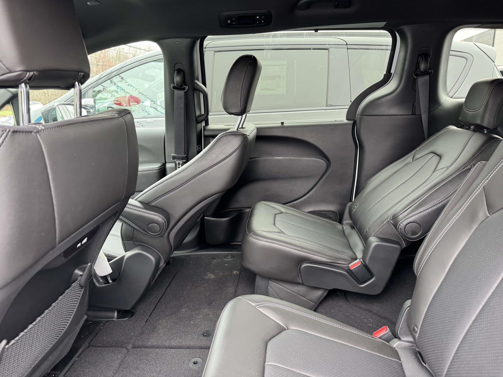 2026 Chrysler Pacifica Select - Photo 33