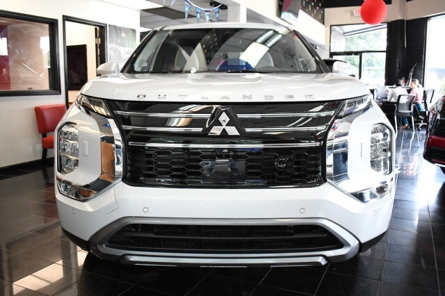 2025 Mitsubishi Outlander SE photo 2