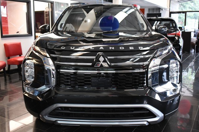 2025 Mitsubishi Outlander SE photo 2