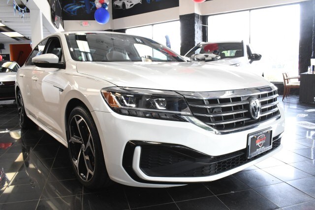 2022 Volkswagen Passat 2.0T R-Line photo 3