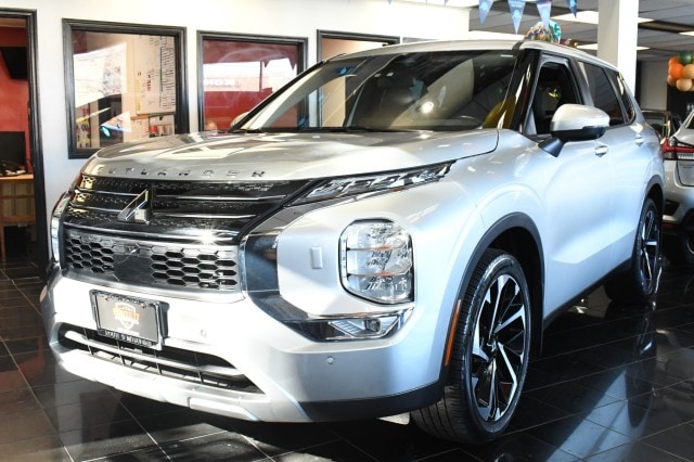 2023 Mitsubishi Outlander SE's photo