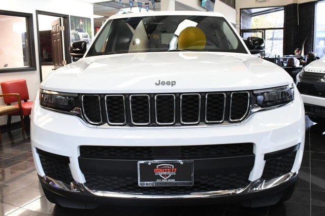 2023 Jeep Grand Cherokee Laredo photo 2