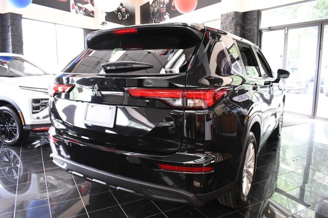 2024 Mitsubishi Outlander ES photo 4