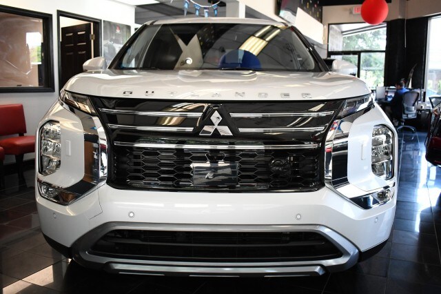 2025 Mitsubishi Outlander SE photo 2