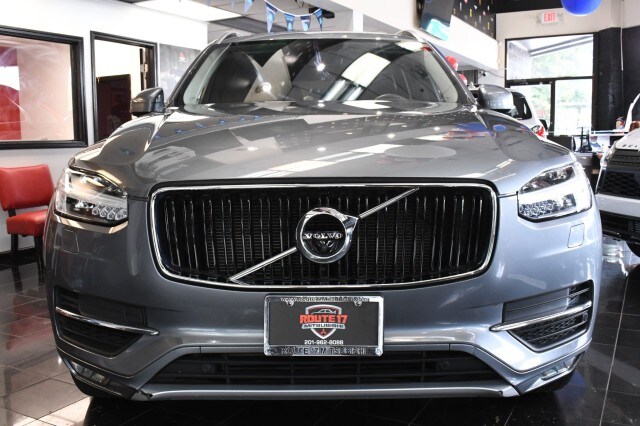2017 Volvo XC90 T6 AWD Momentum photo 2