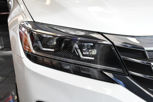 2022 Volkswagen Passat 2.0T R-Line photo 4