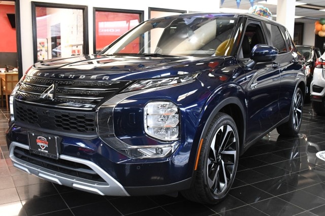 2024 Mitsubishi Outlander Plug-in Hybrid SE's photo