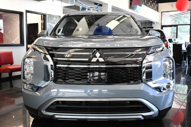 2025 Mitsubishi Outlander SE photo 2