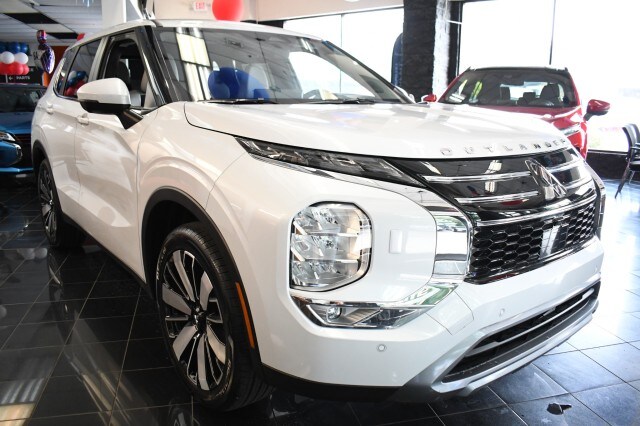 2025 Mitsubishi Outlander SE photo 3