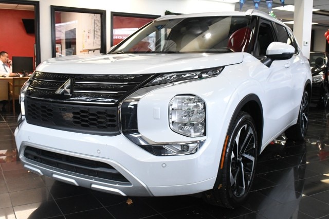 2024 Mitsubishi Outlander SEL's photo