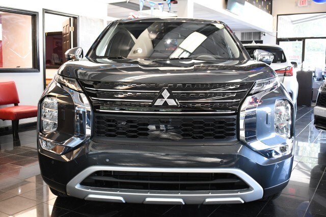 2025 Mitsubishi Outlander PHEV SE photo 2