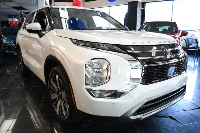 2025 Mitsubishi Outlander SE photo 3