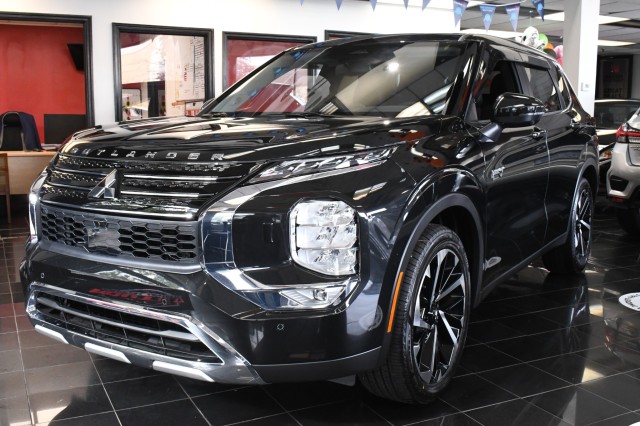 2025 Mitsubishi Outlander Plug-in Hybrid SE's photo