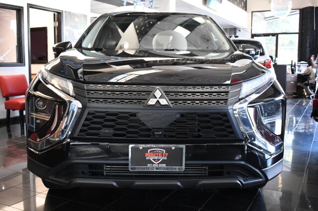 2022 Mitsubishi Eclipse Cross LE photo 2