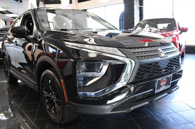 2022 Mitsubishi Eclipse Cross LE photo 3