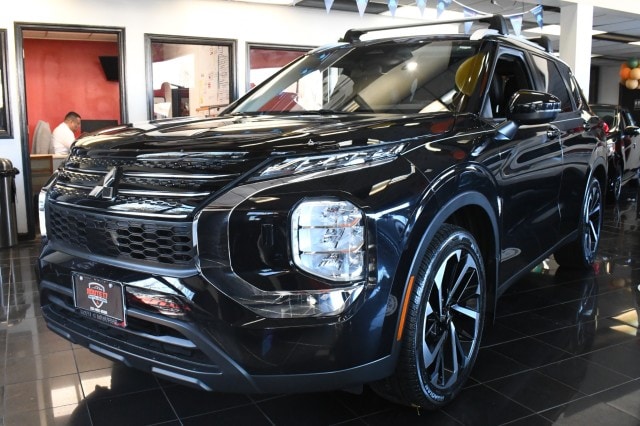 2022 Mitsubishi Outlander ES's photo