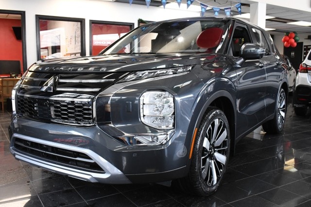 2026 Mitsubishi Outlander SE's photo