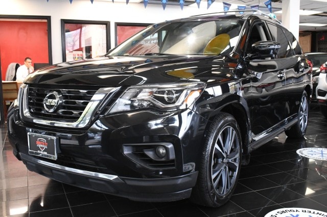 2019 Nissan Pathfinder Platinum's photo