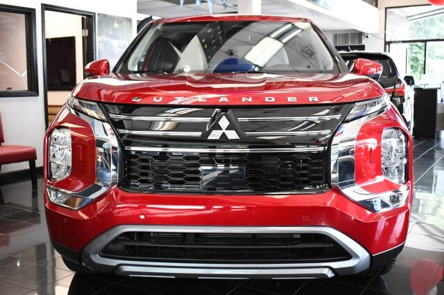 2025 Mitsubishi Outlander SE photo 2