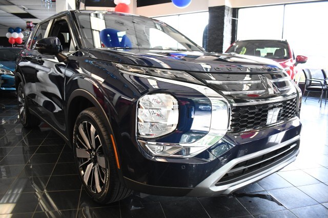 2025 Mitsubishi Outlander SE photo 3