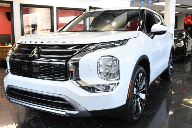 2026 Mitsubishi Outlander SE's photo