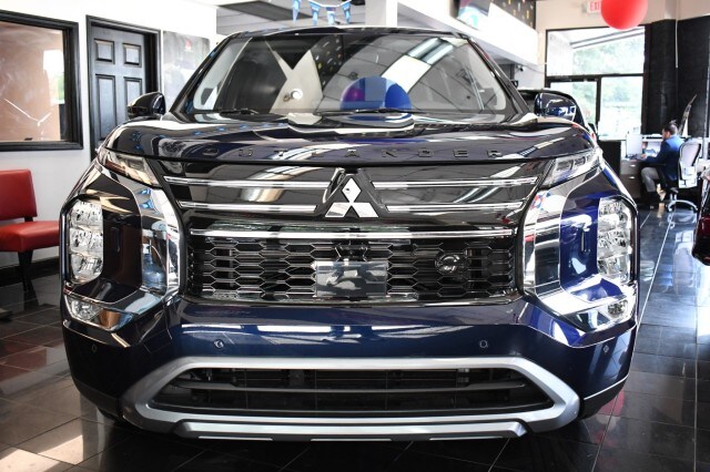 2025 Mitsubishi Outlander SE photo 2
