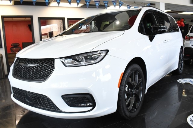 2025 Chrysler Pacifica Limited's photo