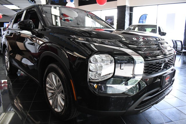 2024 Mitsubishi Outlander ES photo 3
