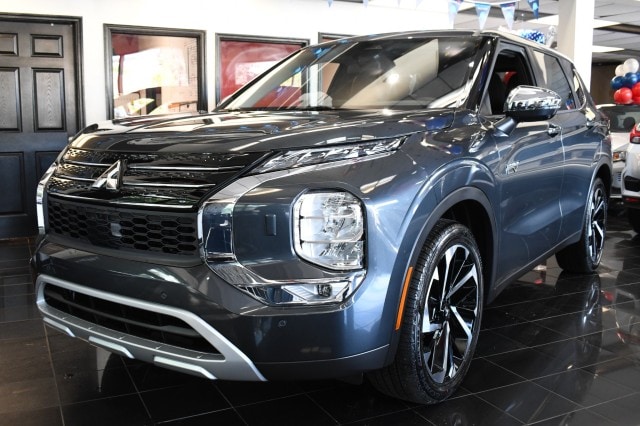 2025 Mitsubishi Outlander Plug-in Hybrid SE's photo