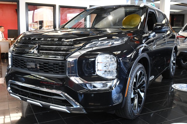 2025 Mitsubishi Outlander Plug-in Hybrid SEL's photo