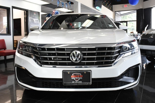 2022 Volkswagen Passat 2.0T R-Line photo 2