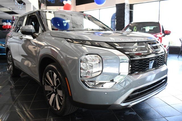 2025 Mitsubishi Outlander SE photo 3