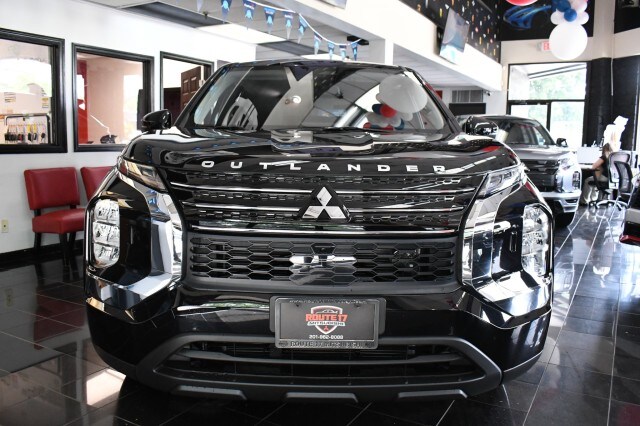 2024 Mitsubishi Outlander ES photo 2