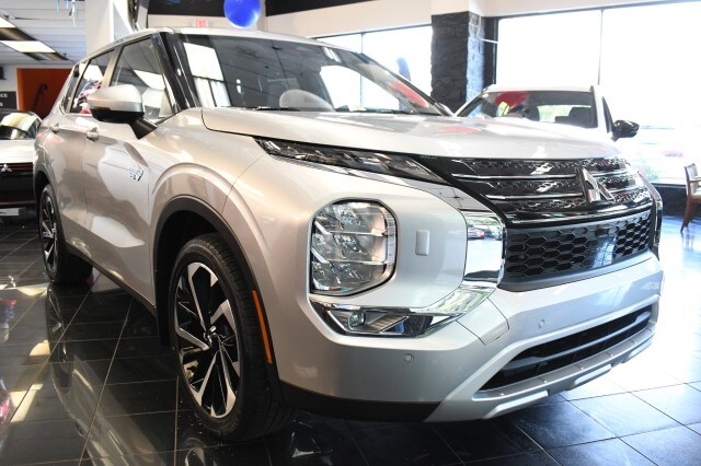 2025 Mitsubishi Outlander PHEV SE photo 3