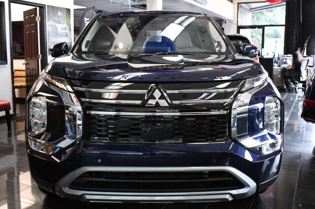 2025 Mitsubishi Outlander SE photo 2