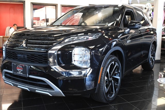 2024 Mitsubishi Outlander Plug-in Hybrid SEL's photo