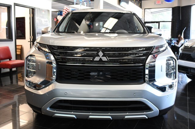 2025 Mitsubishi Outlander PHEV SE photo 2