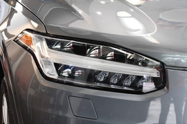 2017 Volvo XC90 T6 AWD Momentum photo 4
