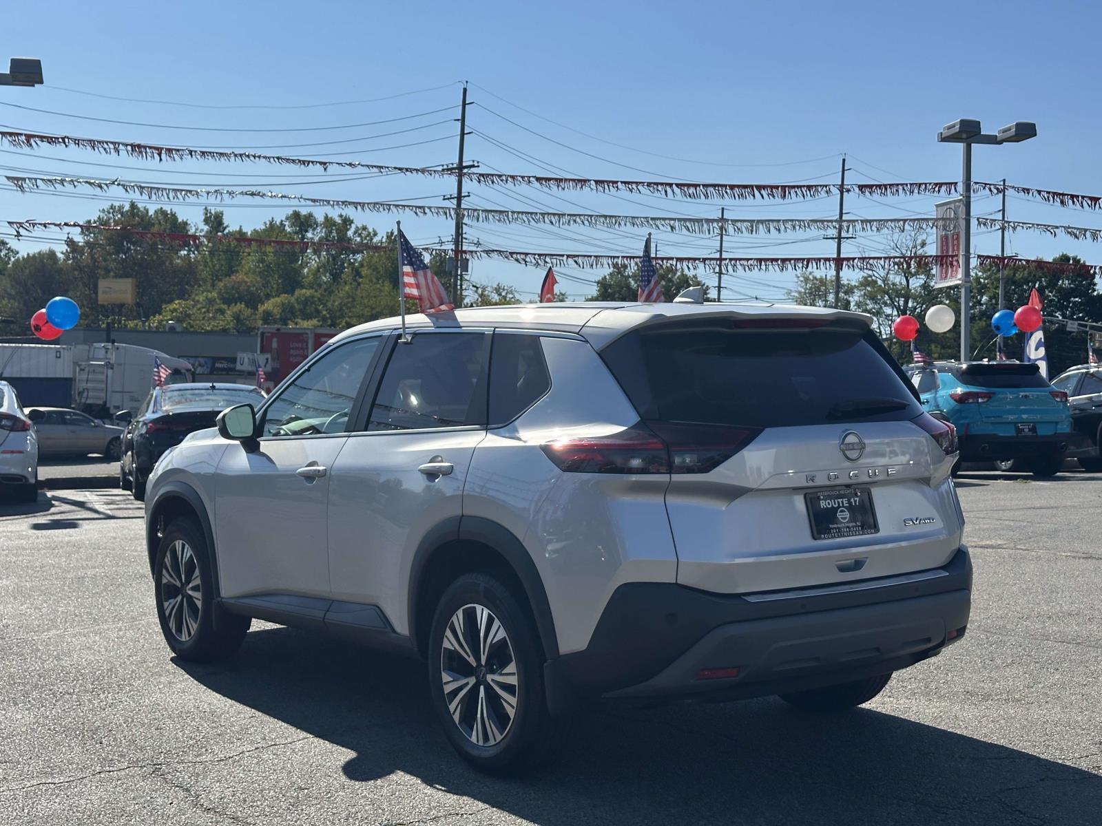 2022 Nissan Rogue SV photo 3