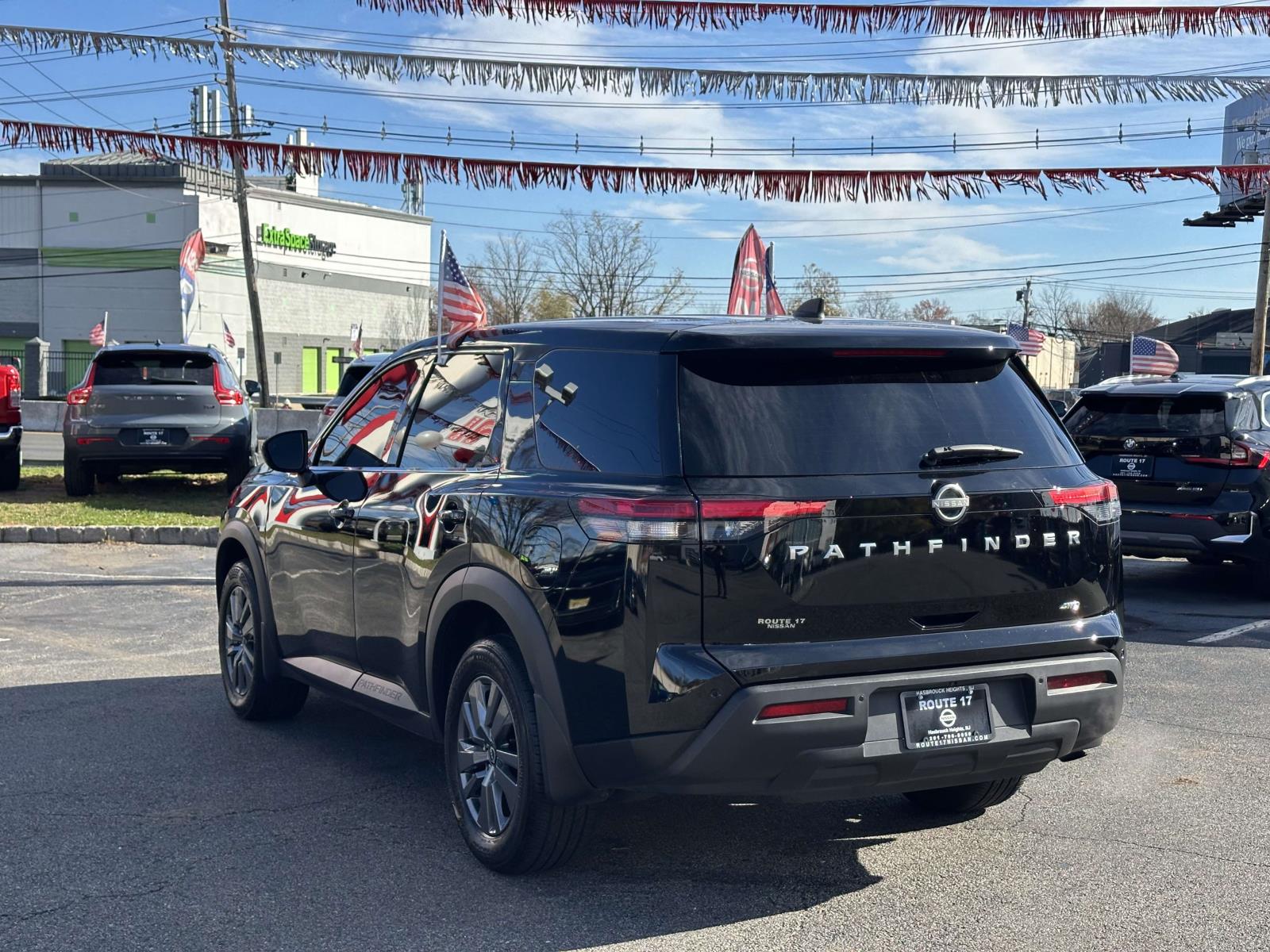 2024 Nissan Pathfinder S photo 3