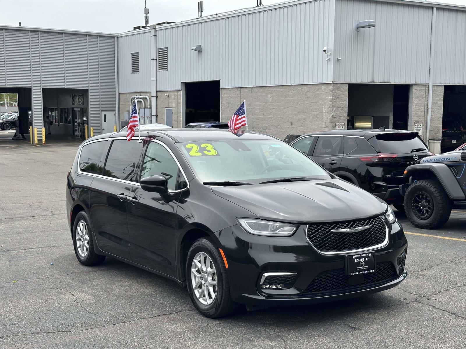 2023 Chrysler Pacifica Touring L's photo