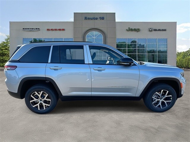 2025 Jeep Grand Cherokee Limited Sport photo 3