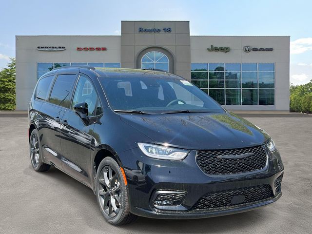 2026 Chrysler Pacifica Select's photo