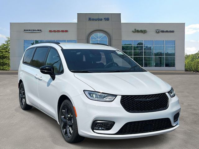 2026 Chrysler Pacifica Select's photo