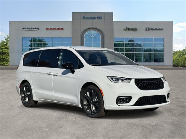 2026 Chrysler Pacifica Select's photo