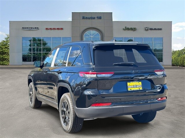 2025 Jeep Grand Cherokee Altitude photo 3