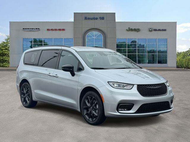 2026 Chrysler Pacifica Limited AWD's photo