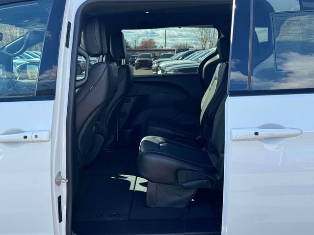 2026 Chrysler Pacifica Select - Photo 7
